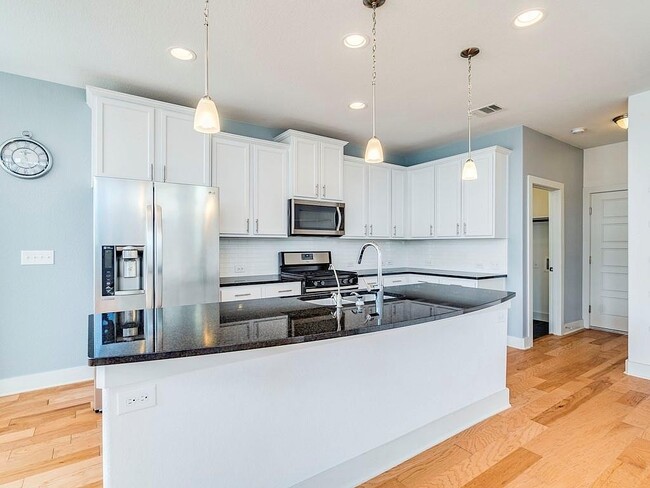 Building Photo - 2215 Capulet St
