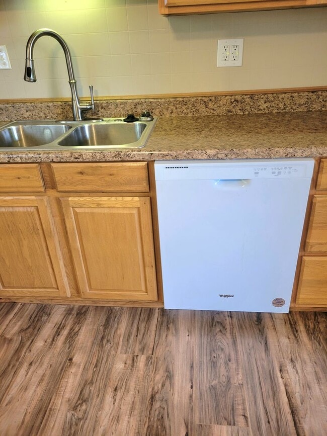 Building Photo - Updated Throughout and Move in ready!!!