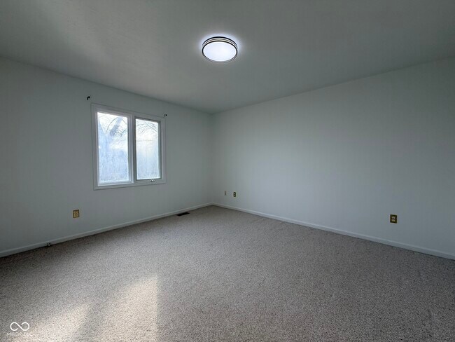 Building Photo - 1351 Woodpond N Roundabout