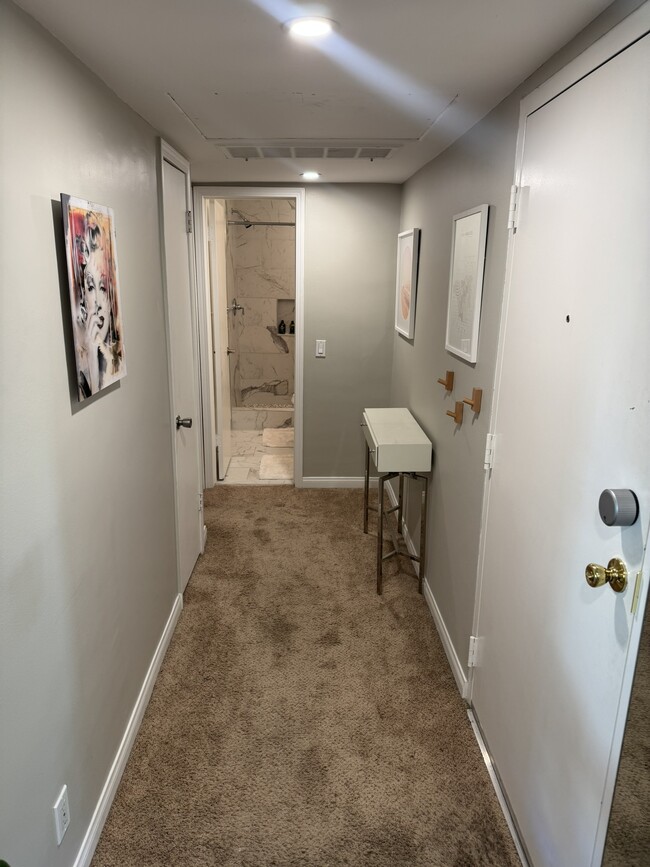 Entrance hallway - 1010 Palm Ave