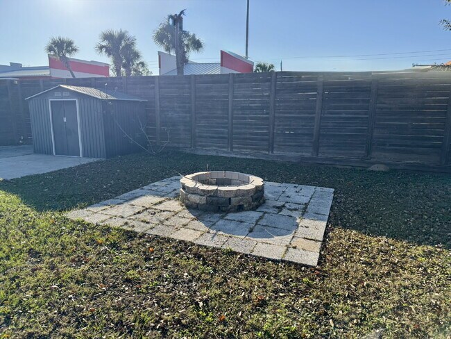 Building Photo - FRESHLY PAINTED 4 bedroom home in Lynn Haven!