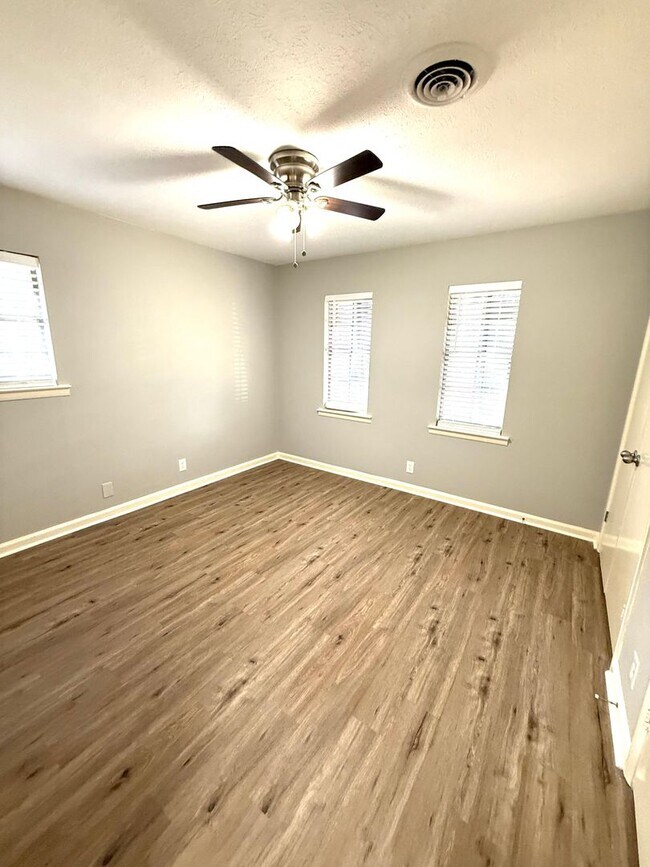 Building Photo - ** 4 Bed 2 Bath located close to Jefferson Davis High ** Call 334-366-9198 for a self showing