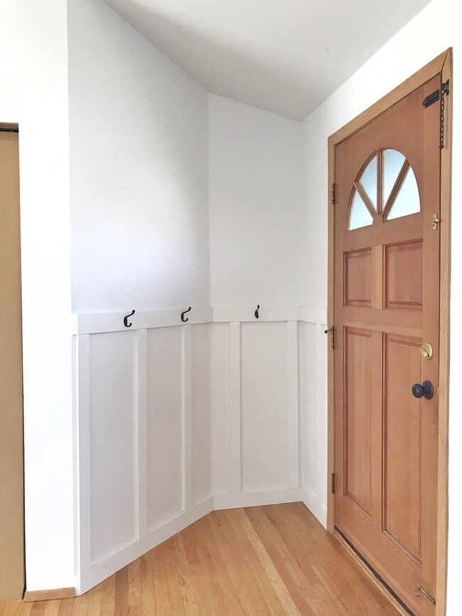 Building Photo - Great 3 bed with huge yard!