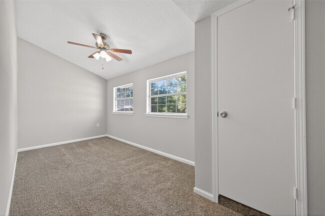 Building Photo - 1305 St Lawrence River Rd