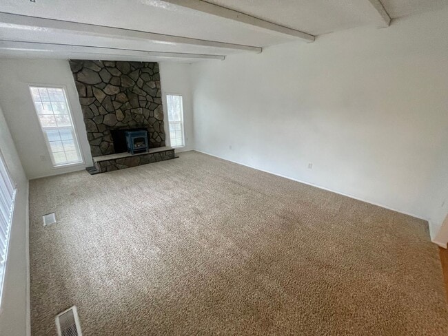 Building Photo - 3 Bedroom, 2 bath home in Sunset Village
