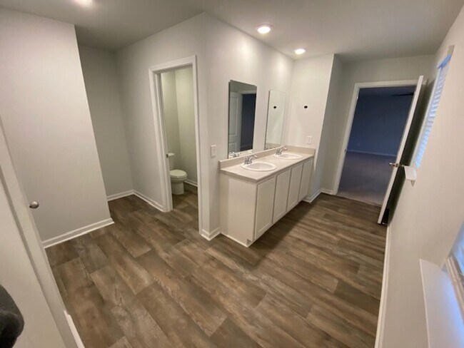 Building Photo - Welcome to a move-in ready haven!!!