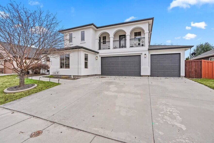 Building Photo - 611 E San Pedro St