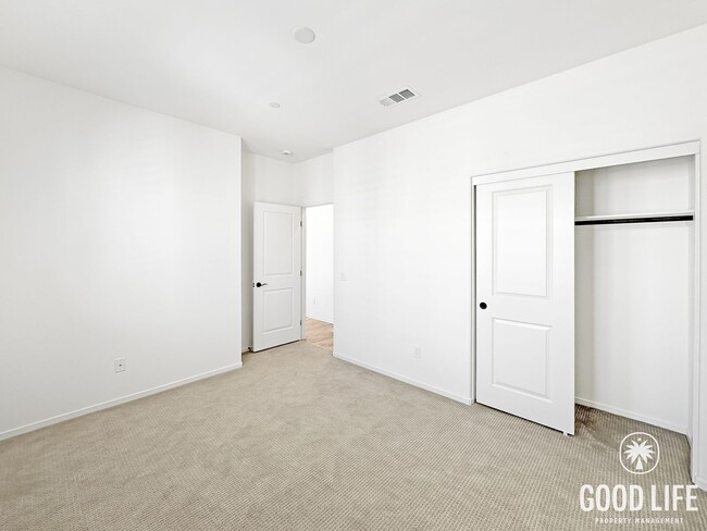 Building Photo - Stunning 2000+ sqft  4B/3BA Home in a Great Community!