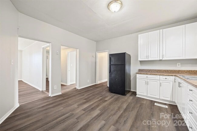 Building Photo - 1127 W 5th Ave