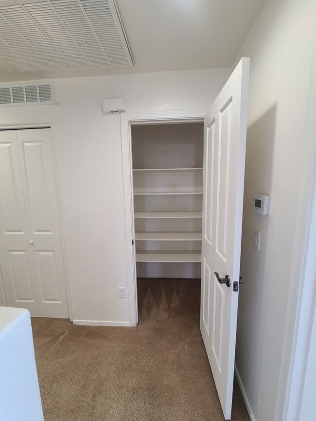 Building Photo - Beautiful 4-bedroom 3-bathroom - GREAT LOC...