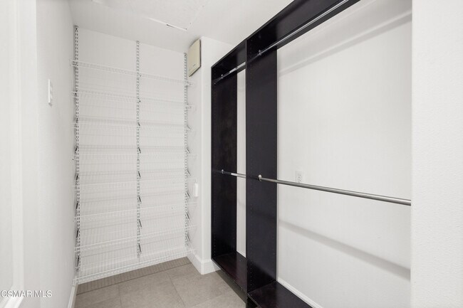 Building Photo - 1648 Meadowglen Ct