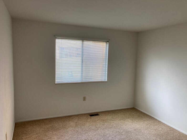 Building Photo - 2275 N Cable Rd