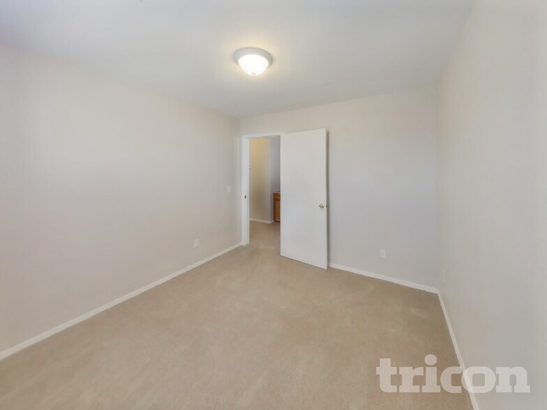 Building Photo - 4868 E Meadow Land Dr