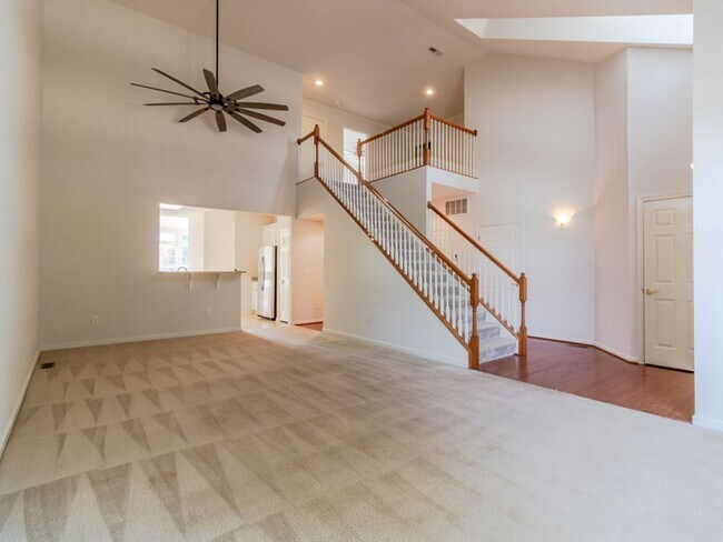 Building Photo - Spacious Unfurnished 3-BR, 2.5-BA year-rou...