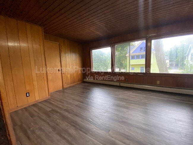 Building Photo - 513 Village St