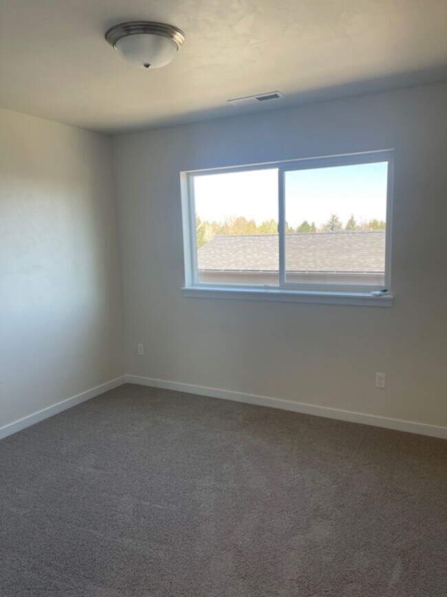 Building Photo - 944 NE Paula Dr