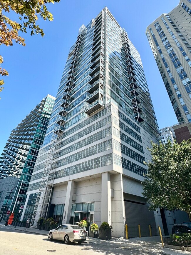 Building Photo - 653 N Kingsbury St