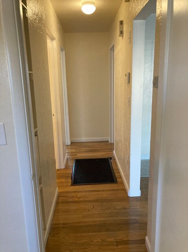 Building Photo - Comfortable 3 bedroom 1 bath
