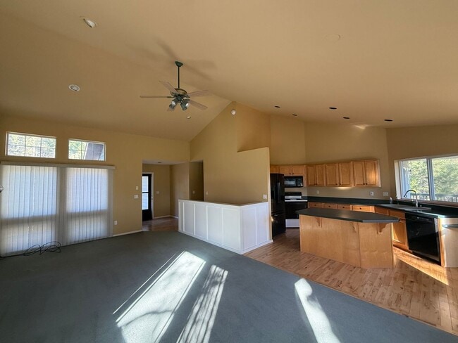 Building Photo - Spacious 5 Bedroom / 3 Bathroom Home for Rent in Lakeside, Montana