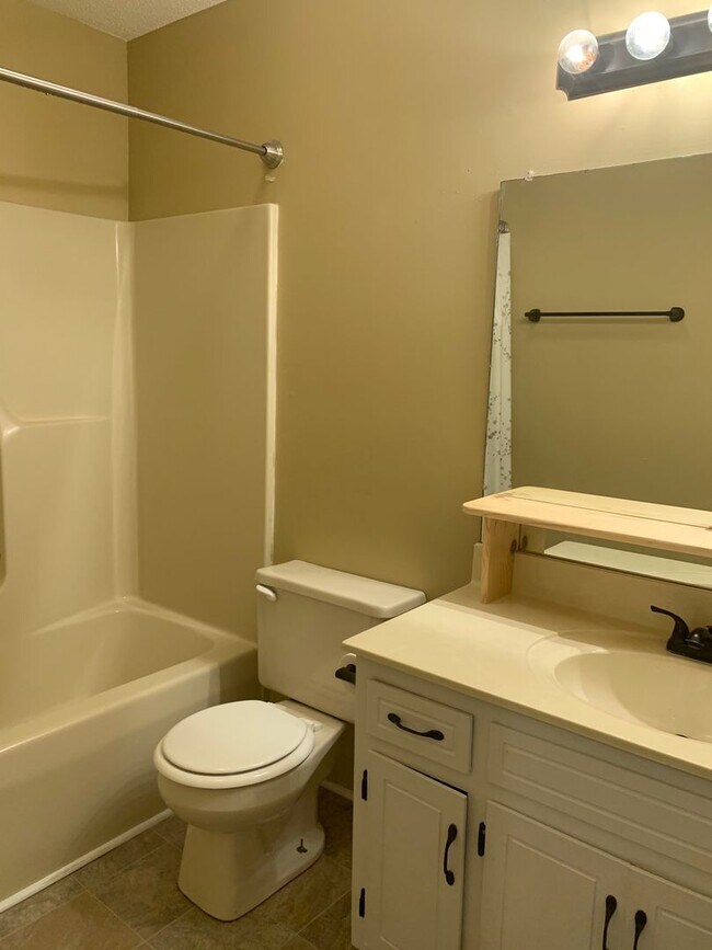 Building Photo - Conveniently Located! Cute home with 3 bed...