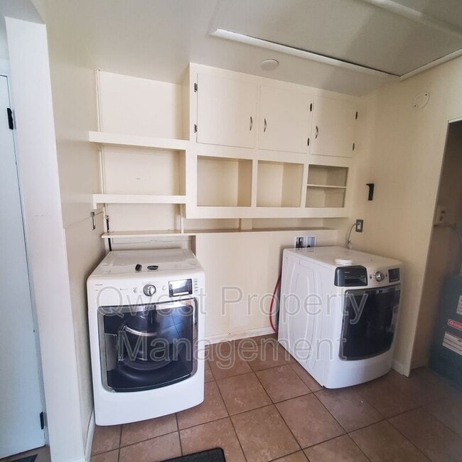 Building Photo - 1647 Mason St NE