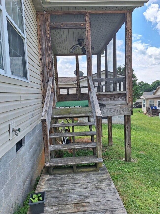 Building Photo - HOLIDAY MOVE IN SPECIAL. $500.00 OFF OF TH...