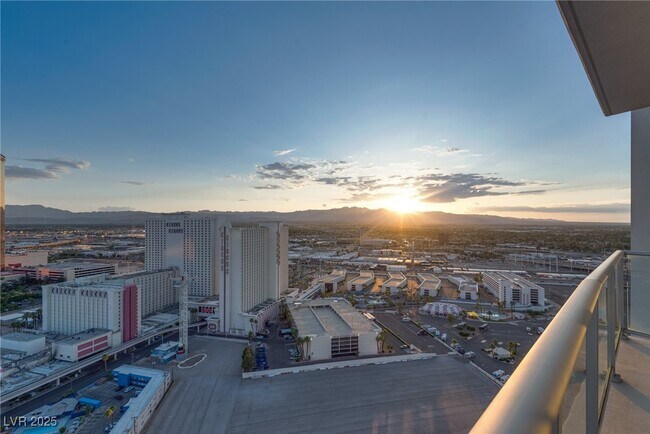 Building Photo - 2700 S Las Vegas Blvd