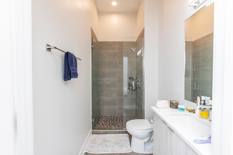 Building Photo - 2322 N Clark St