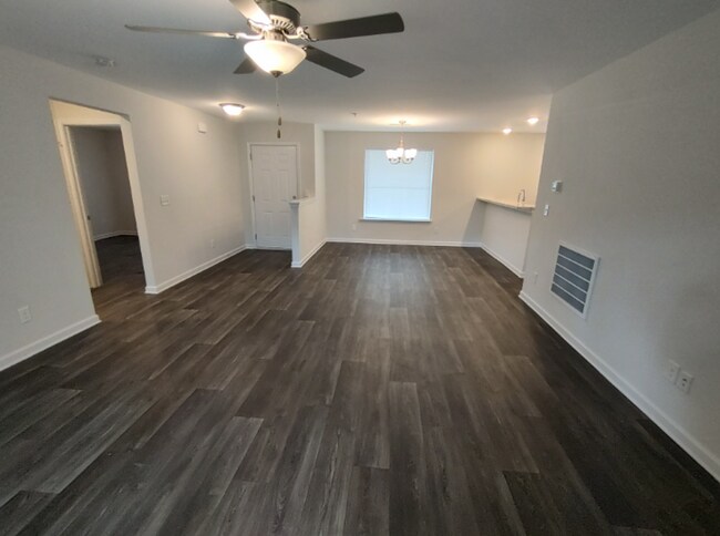 Building Photo - Move in Ready! Easy & Quick move-in process