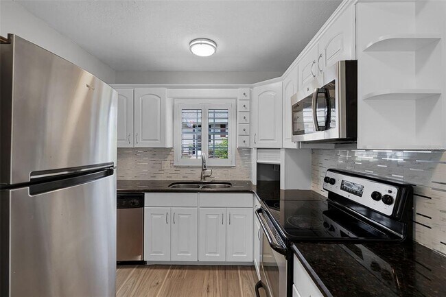 Building Photo - 1252 Villa Ln