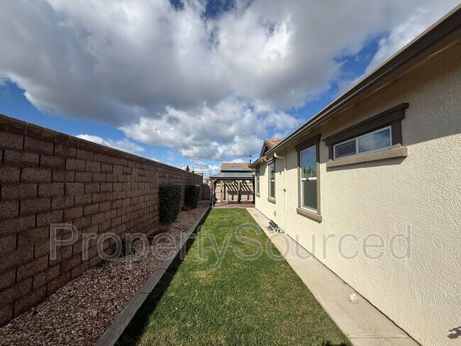 Building Photo - 1697 W Woodward Ave