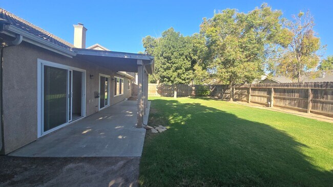 Building Photo - 916 W Windsor Dr