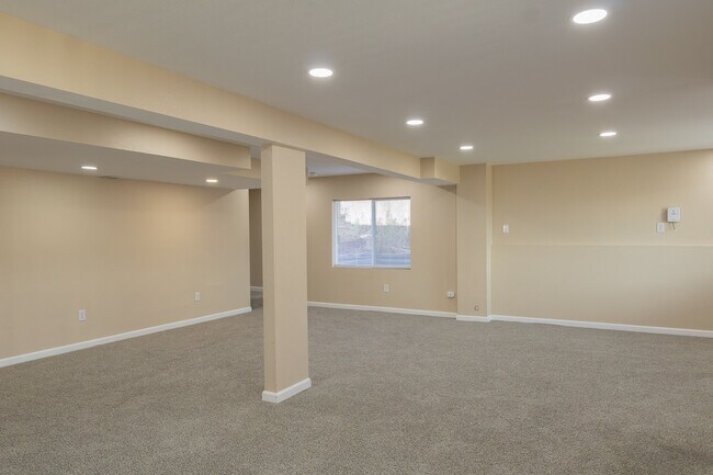Building Photo - 8179 Meadowcrest Dr