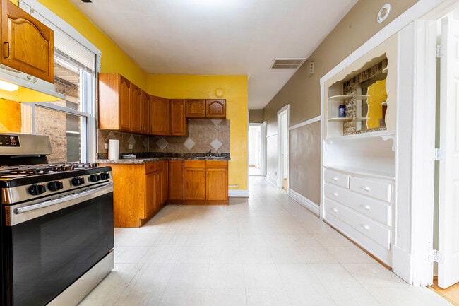 Building Photo - 2630 W 42nd St