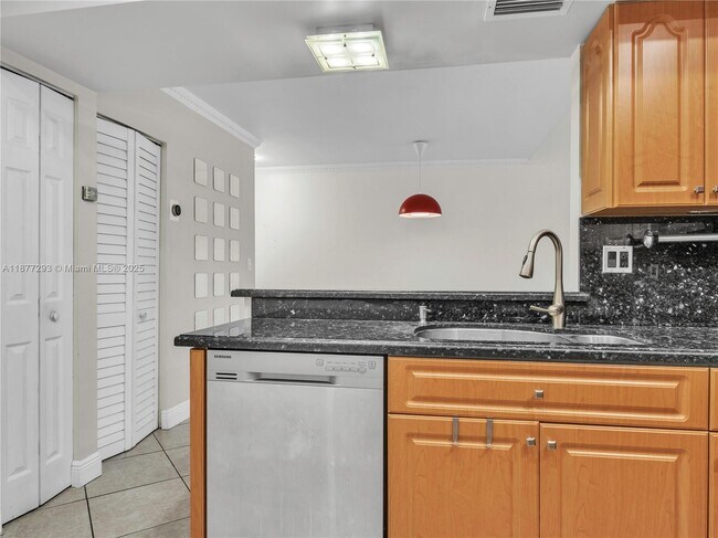 Building Photo - 9725 Fontainebleau Blvd