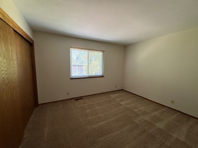 Building Photo - Spacious 4 bedroom, single level home in M...