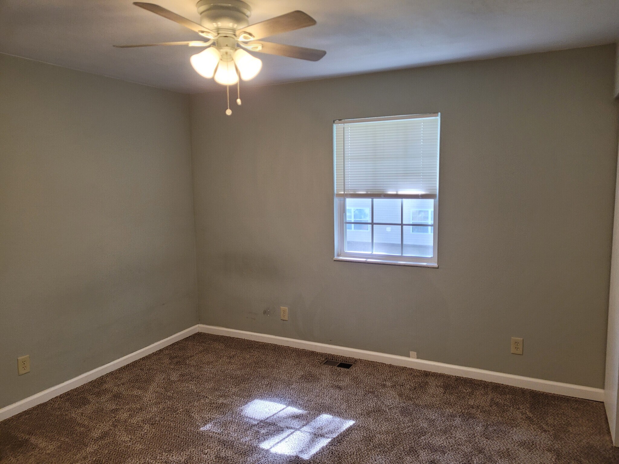 Building Photo - 8 Peartree Ln