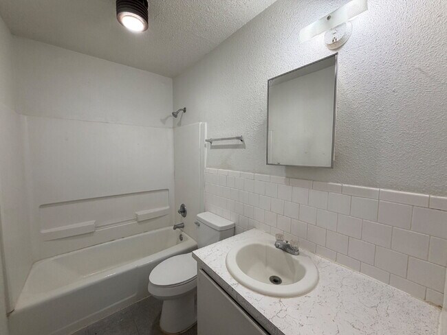 Building Photo - MOVE IN SPECIAL- Cozy 1-Bedroom Unit in Lubbock – Ideal for Urban Living!