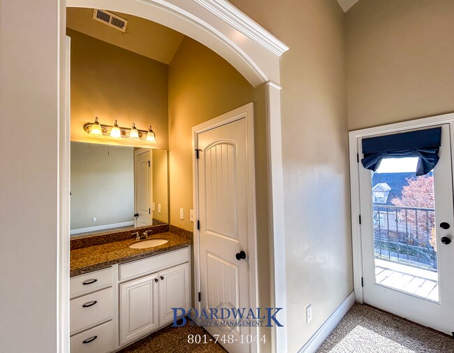 Building Photo - Spectacular 3 bed 2.5 bath in Highland