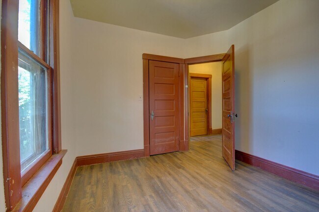 Building Photo - SL NIE2405