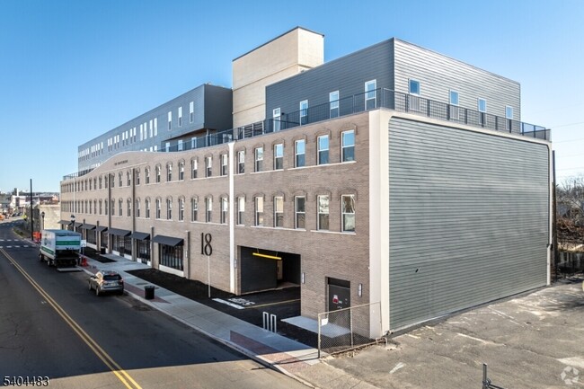 Building Photo - 18 W Main St