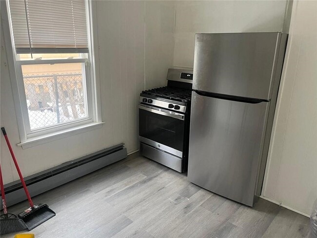 Building Photo - 60 Dover St