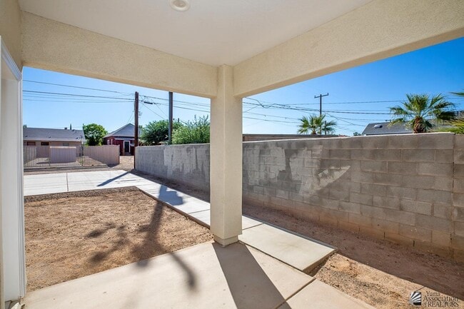 Building Photo - 643 S Orange Ave