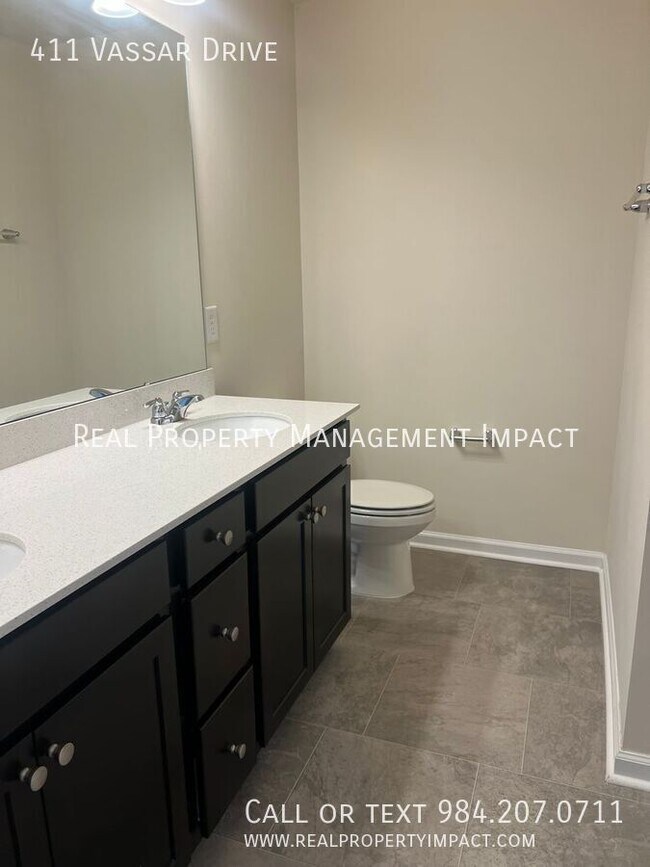 Building Photo - 411 Vassar Dr
