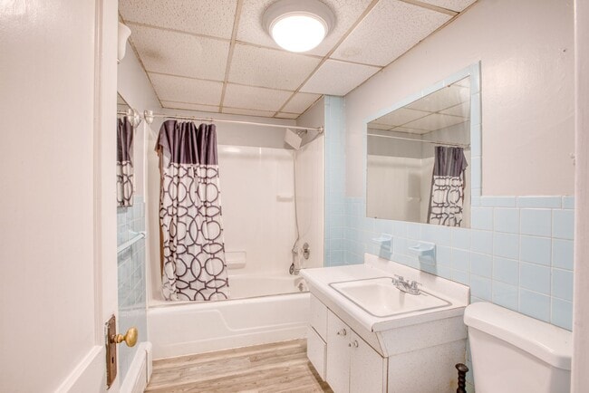 Building Photo - 226 Ledgeside Ave