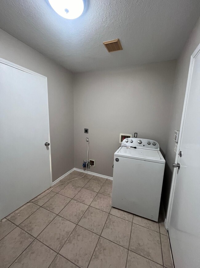 Laundry Room - 4811 Pebble Bluff Ln