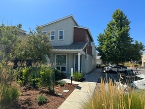 Building Photo - 3 bedroom | 3.5 bathroom | Davis Single Fa...