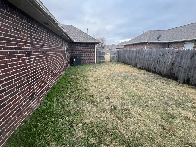 Building Photo - 2321 SW 94th St