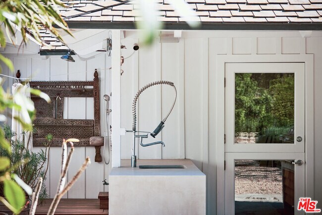 Building Photo - 6715 Fernhill Dr