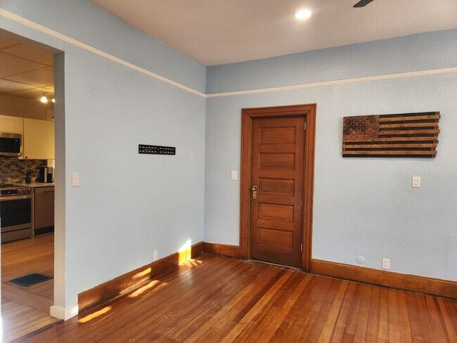 Building Photo - XL 1 bed 1 bath apartment downtown